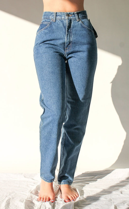 Straight Jeans – The Timeless Denim Trend You Need in Your Wardrobe