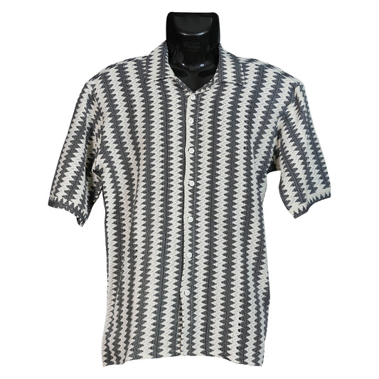 Short-sleeve shirt with a geometric pattern